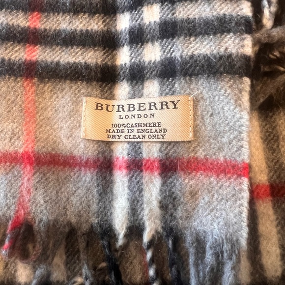 Authentic gray Burberry scarf - Picture 3 of 3